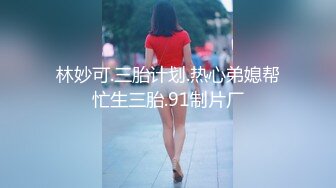 颜值不错的风骚女模特，大辫子漏出骚奶子诱惑狼友跟两位大哥激情3P