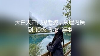 后厨操作间新来的实习生小妹占着茅坑不拉屎不停地刷抖音