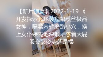 反差骚婊母狗人妻『小骚猪的调教之旅』日料店门外人来人往，谁能想到屋内有一个小骚猪在吃三个男人的鸡巴呢