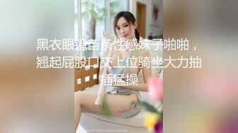 几个淫荡小妹一起发骚诱惑狼友，换着抠逼玩弄骚穴道具抽插，浪叫不止表情好骚，穿上假鸡巴内裤