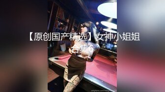 迷人诱惑黑色连衣裙人妖舞动身材玩性感勾引骚妇相互爱抚接吻蹲下吃屌和猛男玩激情3P爱爱