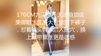 娇小身材00后妹子和男友公厕啪啪，马桶上掰穴扶着扶手后入抽插