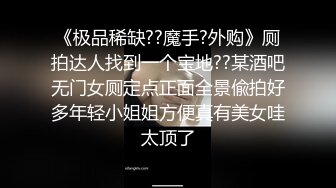 集体宿舍里的骚货在下铺跟狼友发骚互动，旁边好几个姐妹看着她挣外快，精彩又刺激，揉奶玩逼看特写尿尿真骚